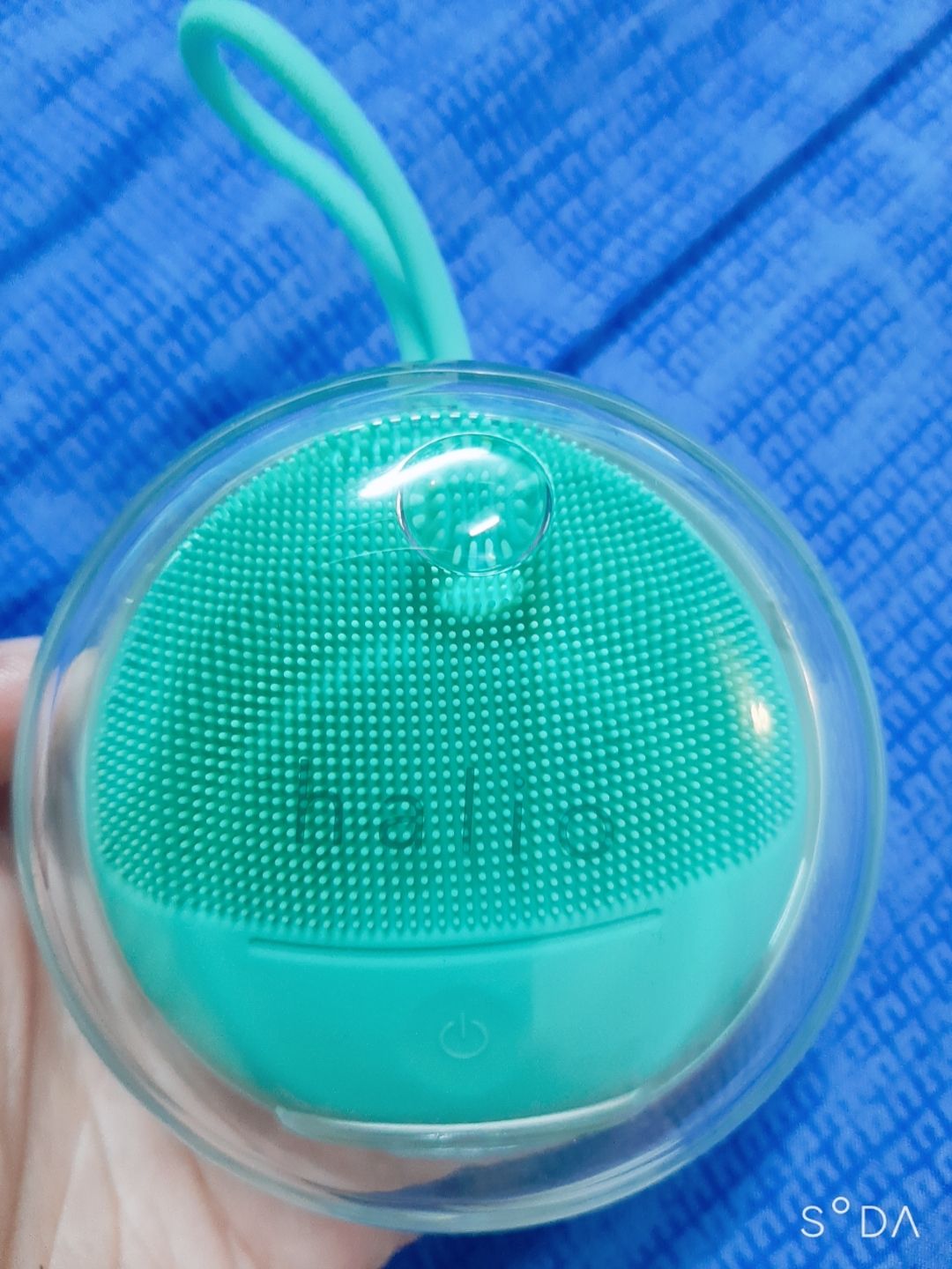 Giao nhanh. Đóng gói cẩn thận. Máy xinh xinh, nhỏ gọn cầm vừa lòng bàn tay. Màu xanh mình rất thích. Có sách hướng dẫn khá chi tiết. Tặng kèm 3 gói mask. Trưa nhận tối *** thử ngay thì thấy máy chạy tốt, 3 cấp độ rung vừa vặn da nhạy cảm, lông mềm rất thích. Sau khi sd thấy da sạch sáng, không đau rát hay có biểu hiện lạ. Mong thời gian dài sd sẽ giúp da mình cải thiện tình trạng da mụn, sần sần do da dơ sau khi ra ngoài về.