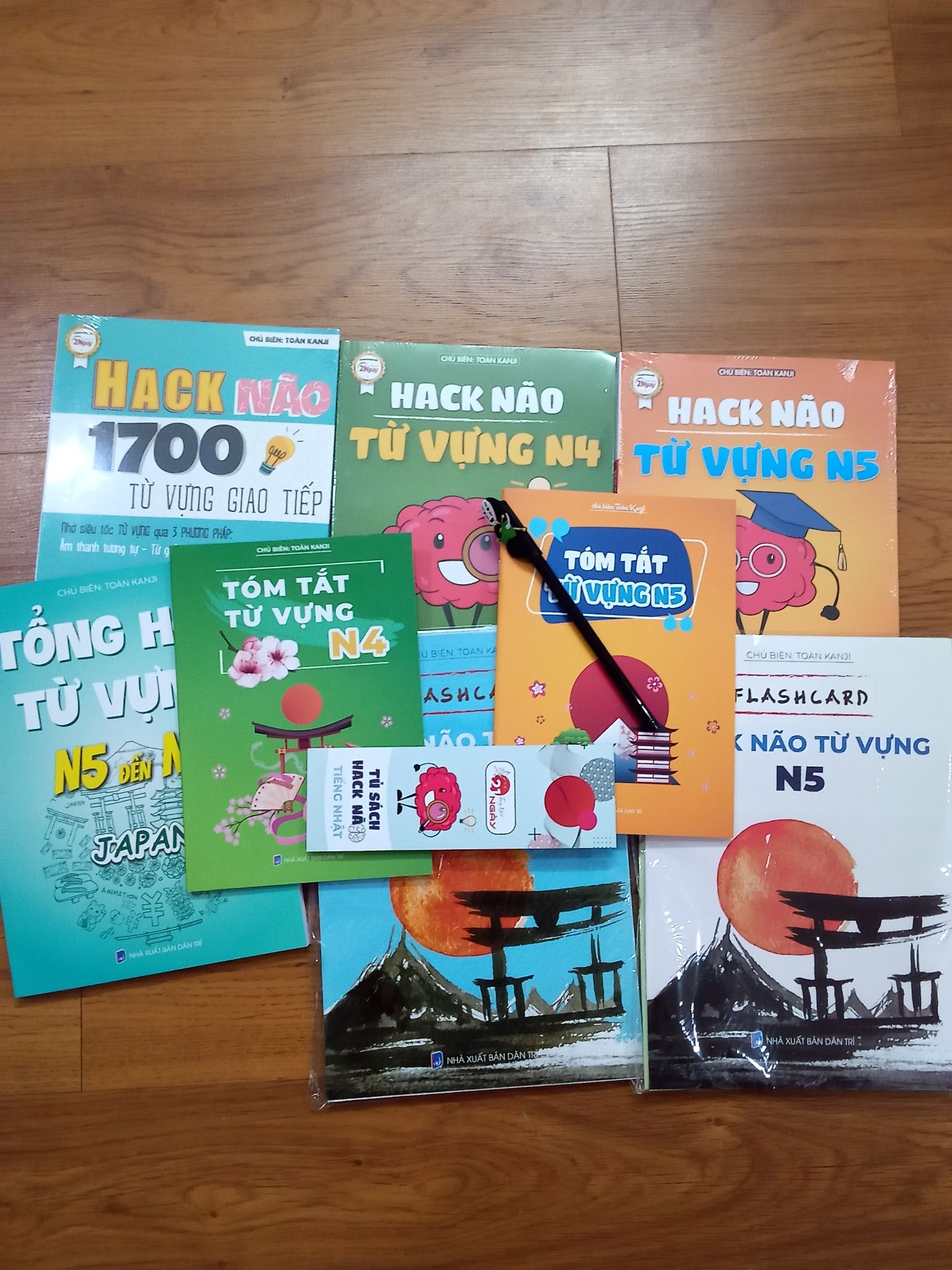 em nhận được sách rồi ạ, sách in màu, câu chuyện thú vị dễ hiểu, quà tặng siêu nhiều?