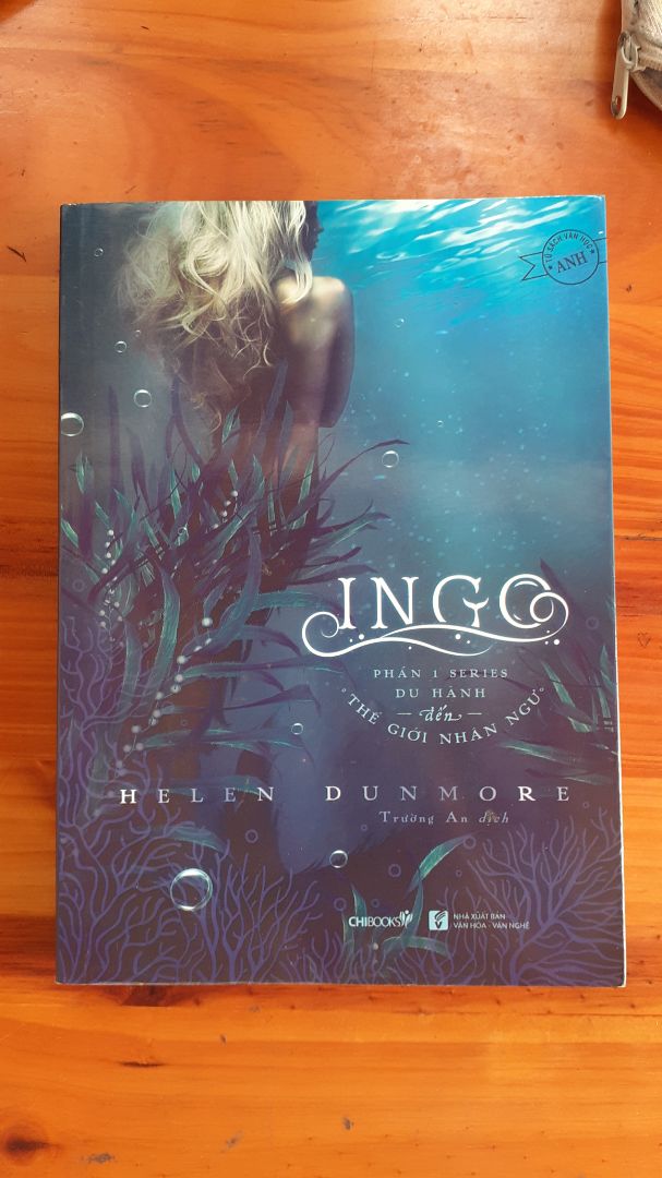 Câu chuyện xoay quanh hành trình khám phá và cuộc phiêu lưu của cô bé Sapphire về sự bí ẩn và bất tận của đại dương. Dựa vào những kiến thức cá nhân, nữ tác giả đã đã tiếp cận và khai thác chủ đề một cách độc đáo. Tuy nhiên mạch truyện rất dài và chậm, khó có thể lôi cuốn người đọc.