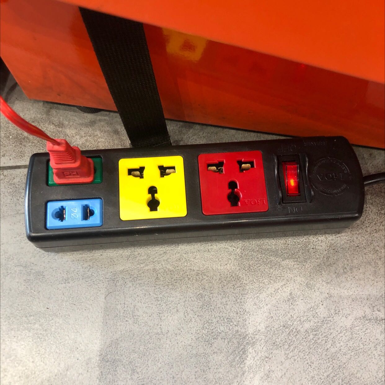 Giao nhanh 2h. 
Đóng gói kĩ, mẫu mới , *** nhận điện ổn nhưng khe cắm quá cứng khó dùng, trong khi mấy cái dùng ở nhà thì không như vậy, cắm vô rút ra rất cực luôn. 
Còn bền hay không thì cần thời gian.