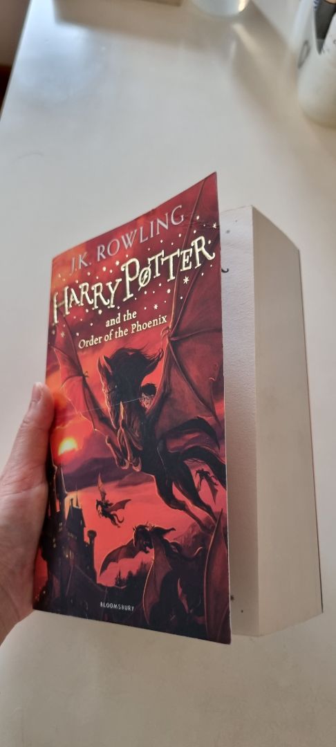 Sách nhập khẩu nhưng vẫn rất mới, được bọc nilon cẩn thận, cầm nhẹ tay. Tiki giao cực nhanh. Hơi bụi chút nhưng lau đi là ok. Tuy nhiên chữ hơi nhỏ so với sách trong nước mình thường đọc.