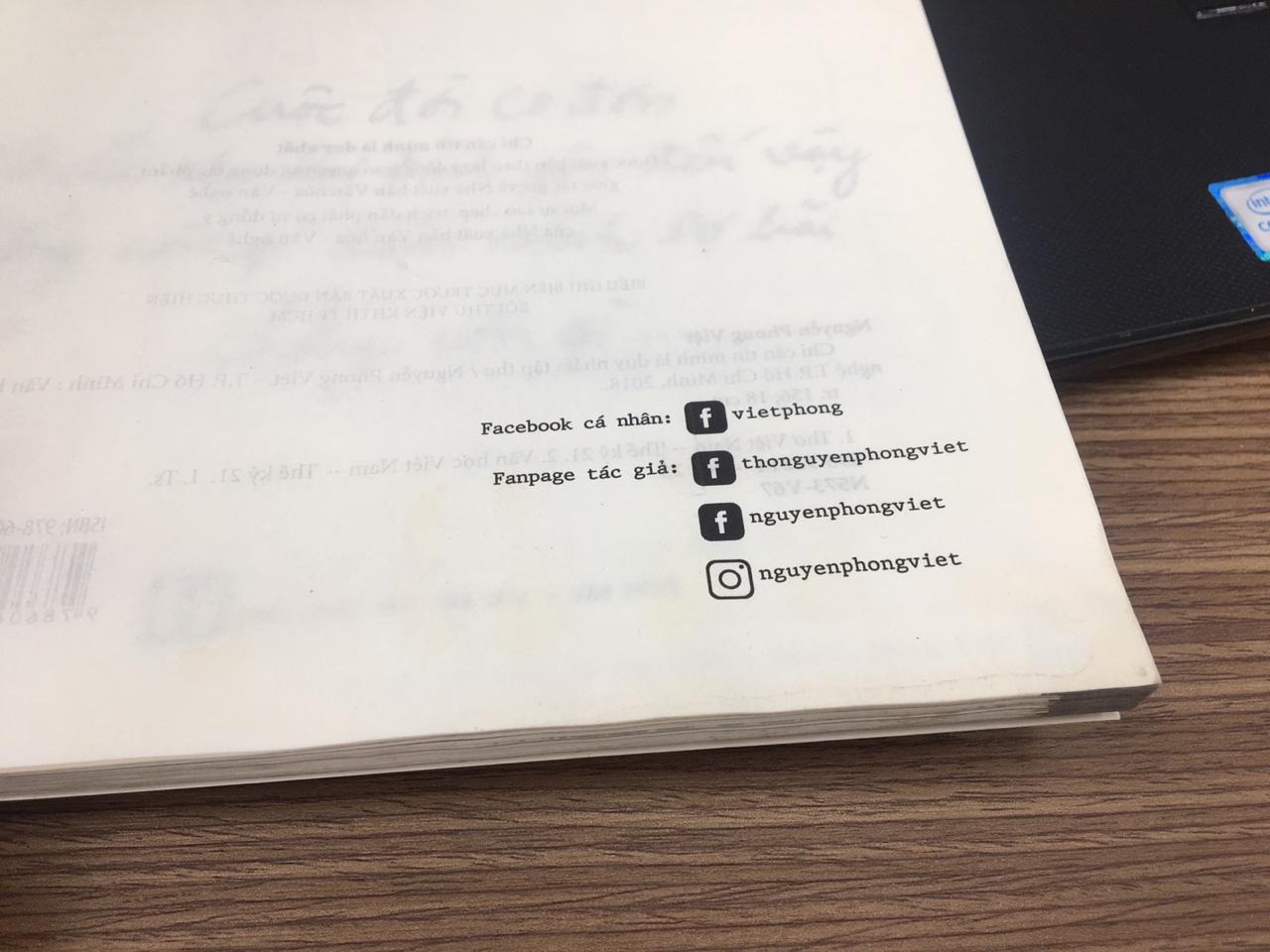 Sách ko có bao bì, bị ố vàng do đã từng thấm nước, cong vênh trầy xước. Đựng trong 1 thùng giấy lớn mà ko có chèn chặn gì. Lần thứ 2 order hàng trên Tiki mà nhận được sản phẩm đóng gói tệ. Thất vọng!!!