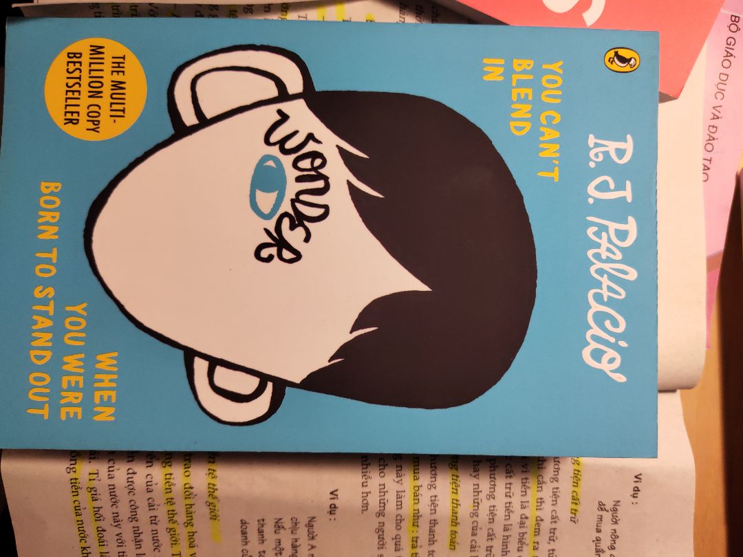 sách có mùi thơm của sách mới, dày dặn(315 trang), nội dung được viết hoàn toàn bằng tiếng Anh, tập trung vào các từ vựng đơn giản phù hợp cho những người đang làm quen với cách đọc sách bằng tiếng Anh
điểm trừ nhẹ: 
-giao hàng hơi lâu( cụ thể mất 1 tuần rưỡi)
- sách có chỗ bị nhàu nhẹ( như hình bên dưới)
tổng kết lại thì sách rất đáng tiền, những điểm trừ kia không thành vấn đề
mng nên mua