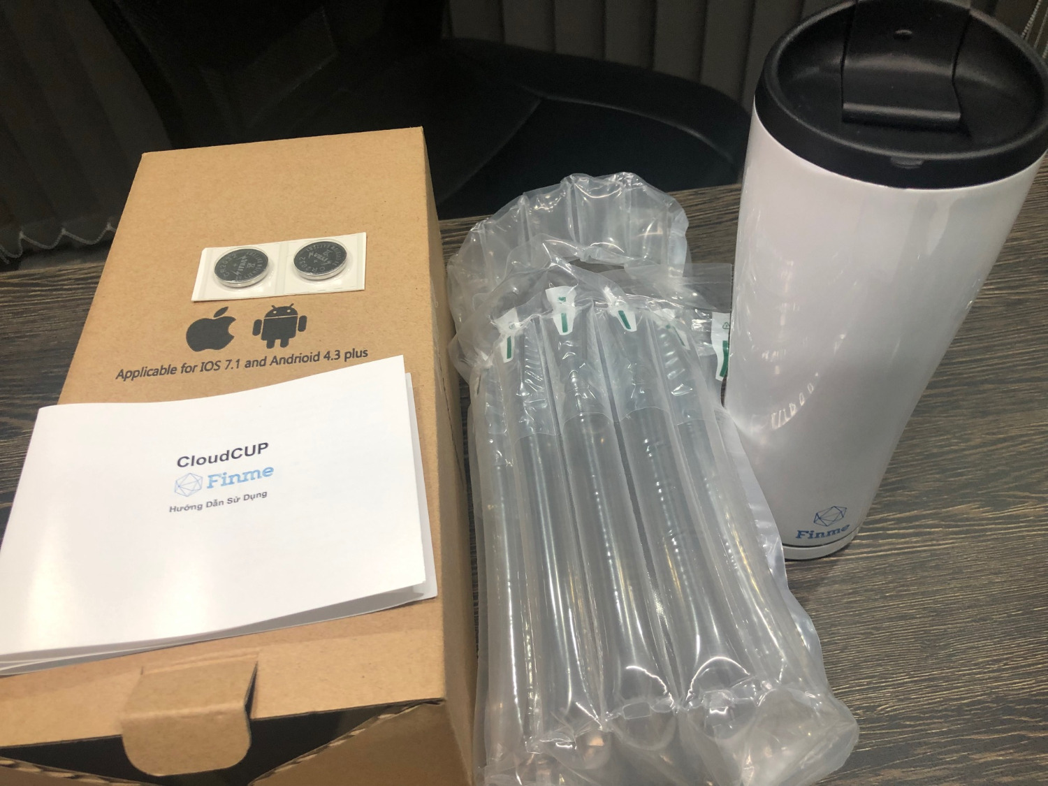 Sản phẩm được đóng gói cẩn thận, có sẵn Pin. Mẫu mã bình hơi bị đẹp. Bình chủ động nhắc mình uống nước luôn. Nói chung là đáng giá.