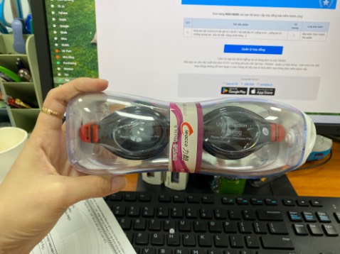 Kính cận đeo vô nhìn rõ, gói hàng k có hộp giấy nên hơi sơ sài, mới đầu điều chỉnh dây hơi khó nhưng sau đó thì cũng làm đc, ok