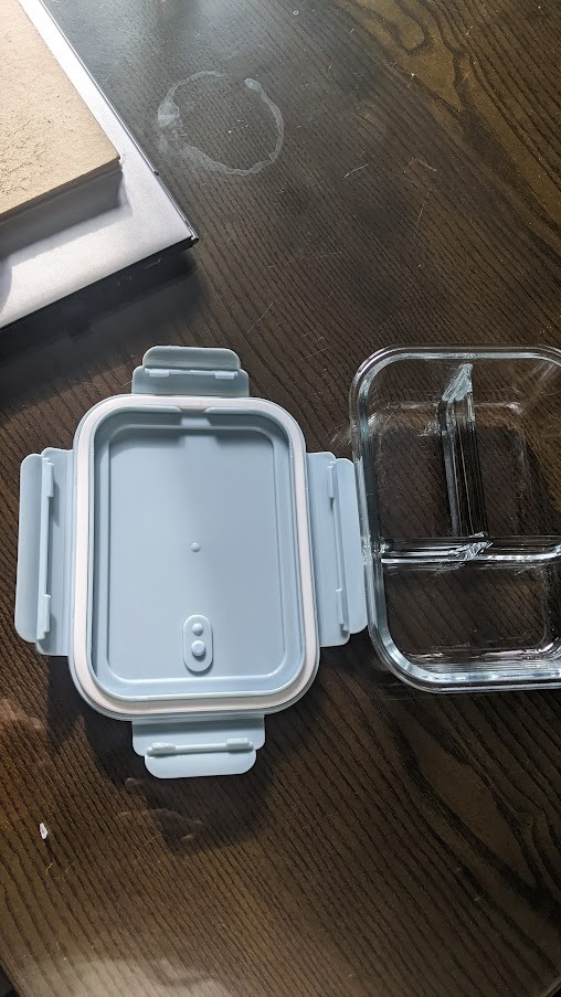 Với giá này thì mình thấy hộp khá là ổn khi đựng được đủ đồ cho một bữa trưa của mình. Tuy nhiên cái nắp hộp có rạch màu trắng khá rõ, mình cảm giác dùng một thời gian không lâu nó sẽ bị gãy quai. Hộp gãy quai thì coi như xong :)) nhưng không biết là bao lâu thì gãy, thôi dùng rồi chờ vậy.