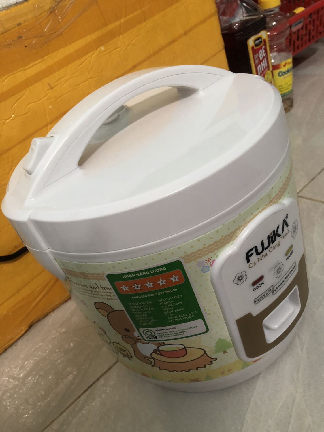 Nồi cơm hình gấu nhìn đáng iu,hàng chính hảng có giấy tờ đảm bảo,mùa dịch hư nồi cơm nà nhận được cái nồi đáng iu 😍, mua hàng gia dụng chỉ an tâm ở tiki,mình mún đánh giá này lan tỏa đến mọi người khi quyết định mua hàng , đúng là tiền nào của đó