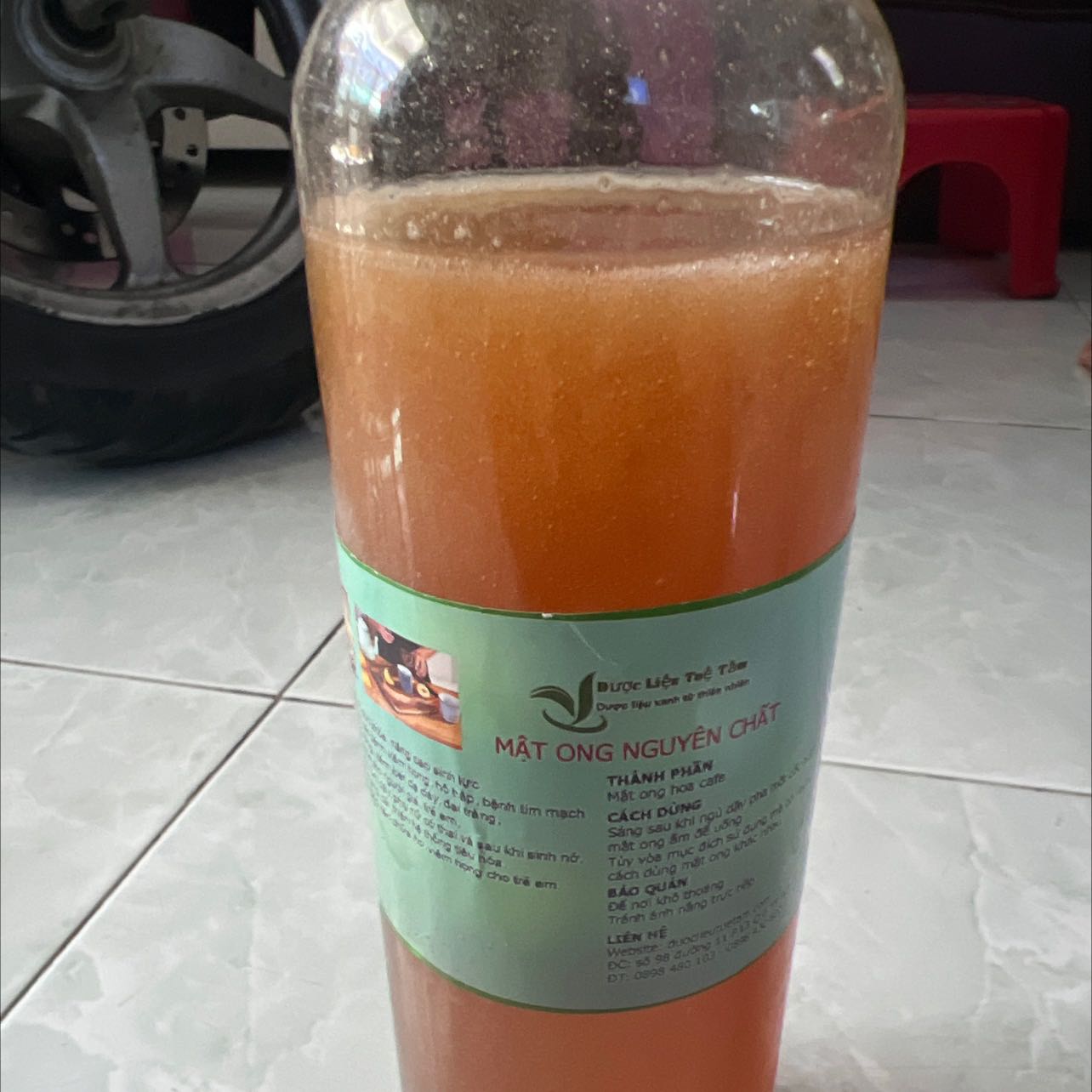 Với mình thì thấy mật ong hơi loãng, có nhiều bọt khí >> có hơi gas. Cơ thể là do đặc tính là ong hoa nhãn và thu hoạch vào mùa mưa. Nếu ai mua thì dùng sớm!