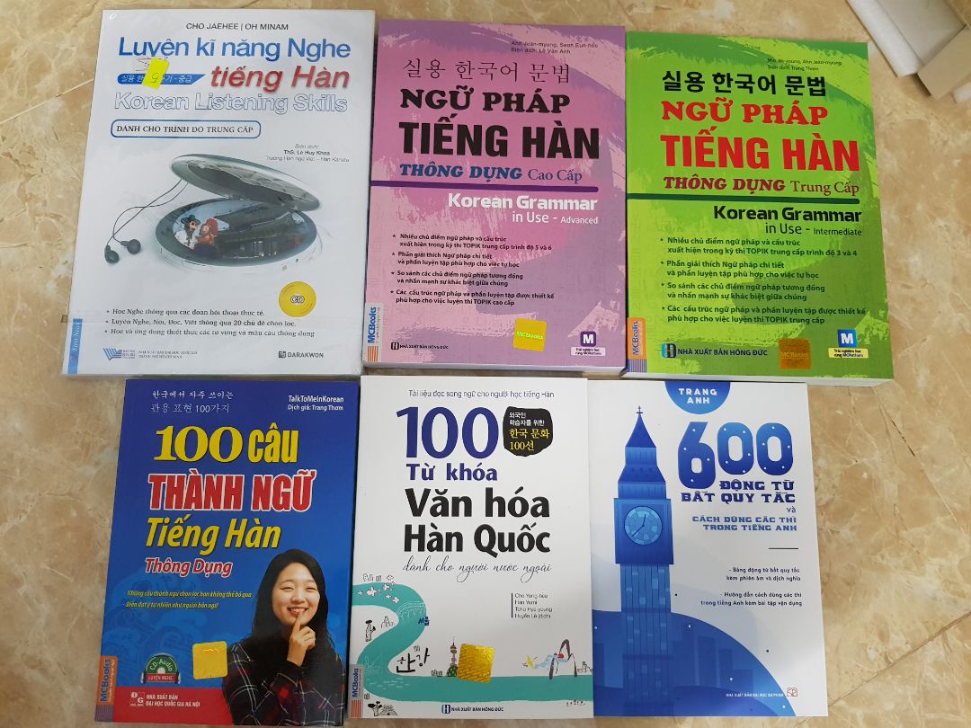 Nhân lúc tiki sale 50% + mã giảm giá, nên mua ngay vài quyển sách. Quyển này rất ok, ai chuẩn bị thi TOPIK II học kèm quyển này rất ổn, ngữ pháp chia theo từng nhóm nên cũng dễ học. Sách đẹp, không bị bung keo, mình thích giấy bìa kiểu này hơn quyển cao cấp
Bên vận chuyển tệ, thùng hàng rách nhiều, may mà sách nguyên vẹn :)) Nhân lúc tiki sale 50% + mã giảm giá, nên mua ngay vài quyển sách. Quyển này rất ok, ai chuẩn bị thi TOPIK II học kèm quyển này rất ổn, ngữ pháp chia theo từng nhóm nên cũng dễ học. Sách đẹp, không bị bung keo, mình thích giấy bìa kiểu này hơn quyển cao cấp
Bên vận chuyển tệ, thùng hàng rách nhiều, may mà sách nguyên vẹn :))