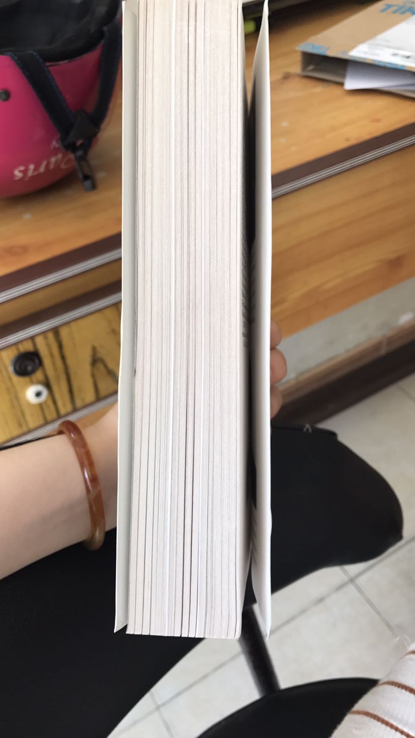 Nhận được sách thấy hụt hẫng quá trời :(
Bìa sách cũ và nhăn, một số chỗ hơi tróc ra, trang sách cũng úa vàng :(( tiki đóng hộp rất vừa vặn nhưng khui sách ra mình thấy thất vọng lắm luôn