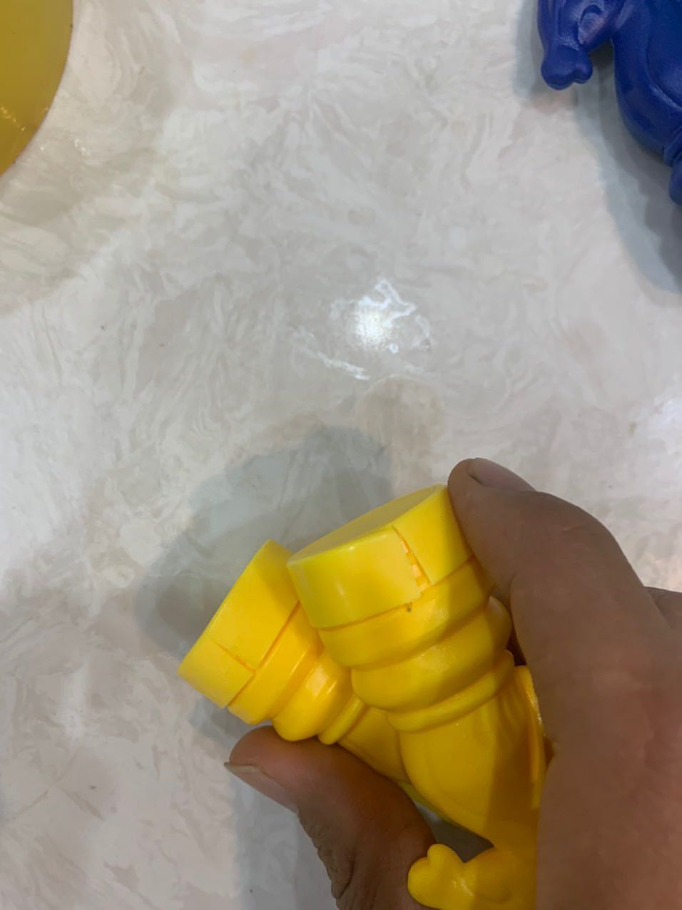 Mình vừa nhận sản phẩm xong nhưng chân của các quân cờ đều bị nứt. Cảm nhận sản phẩm không tốt, nhựa không bền.
Shop giao cho mình sản phẩm lỗi.