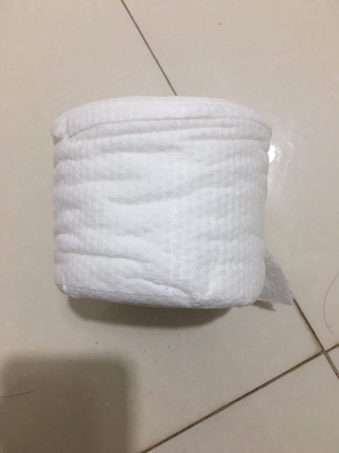 Khăn mỏng nhưng lau cx rất mềm ko quá rát. Nếu vs giá hơn 40k thì mình thấy hơi đắt may mình mua đc lúc đang sale. Nếu ai không bôi kem chống nắng mà lau thì khá rát. Hơi phiền khi phải mất thừoi gian cắt nhỏ ra