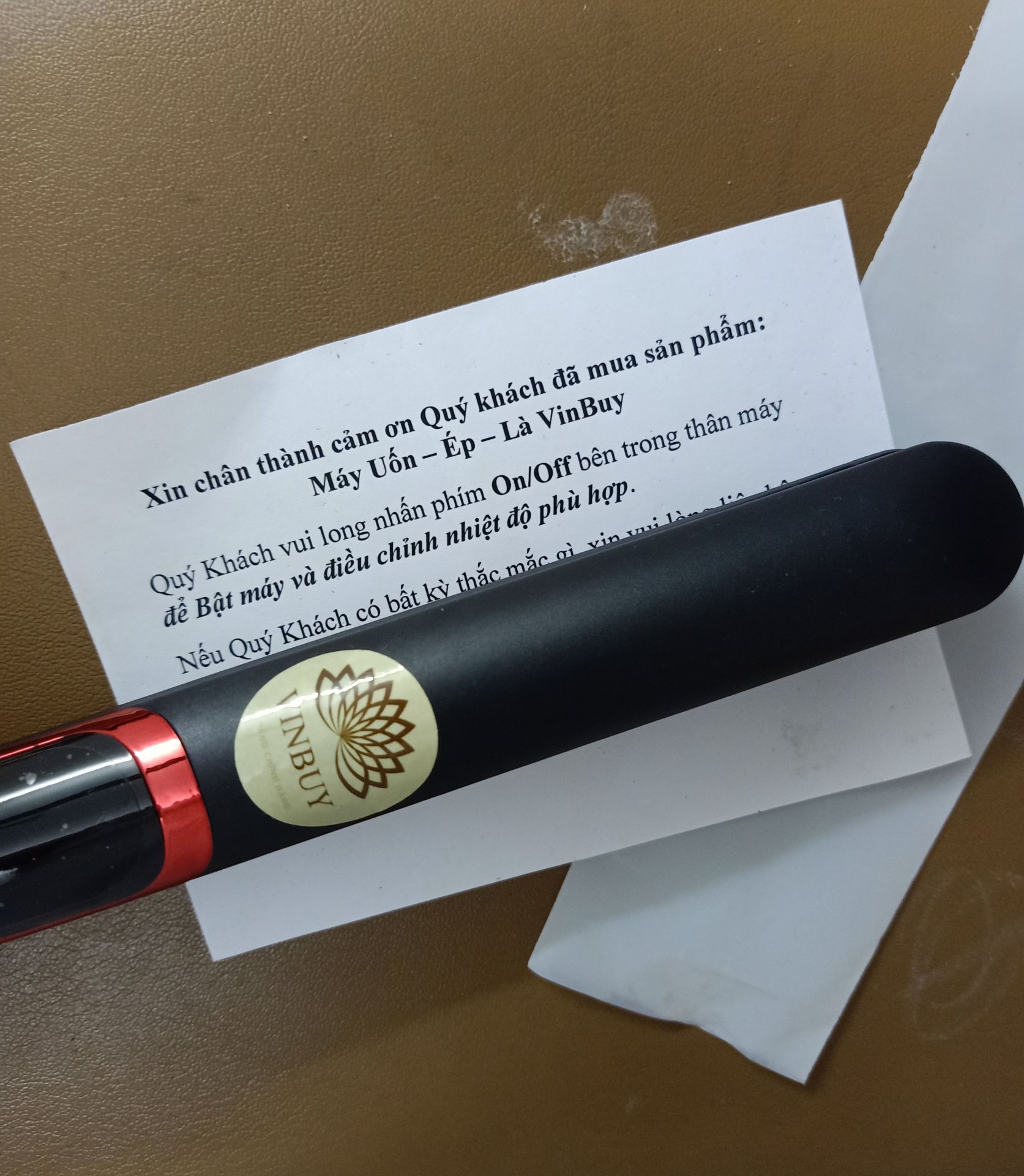 Mình nhận được hàng siêu nhanh. hàng của VinBuy chuẩn luôn, chính hãng. có tem VinBuy + lời cảm ơn + giấy bảo hành và dịch vụ CSKH. hàng rất xịn từ chất liệu đến thiết kế. máy nóng nhanh. dễ điều chỉnh nhiệt độ. khoảng nhiệt độ thấp - cao được giãn đều nên cũng tiện lợi khi chọn! 1 ưu điểm nữa đó là máy là tóc vào nếp nhanh lắm. tóc mình xoăn tít mà là phát + dùng ít sáp = vào nếp ngay. Lần mua hàng này mình cực kỳ ưng ý về chất lượng sản phẩm và giá cả. Giá rất rẻ so với máy VinBuy chính hãng ngoài cửa hàng. có 1 lưu ý chính là mình cứ nghĩ Tiki sẽ bỏ sản phẩm vào hộp. ai ngờ chỉ bọc lớp linon troong hơi thiếu thiện cảm, mình cứ nghĩ sản phẩm nào cũng được đóng gói hộp đẹp lắm cơ. nhưng thôi mình cho 5 sao. Cảm ơn dịch vụ của TiKi và sản phẩm chất lừ của VinBuy!