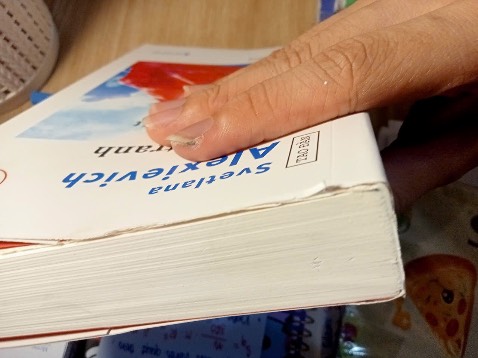 Sách cảm giác như hàng cũ, bìa bị dập, rách, giấy bên trong bị rách và dính vào nhau, 1 phần giấy còn bị lem mực. Mặc dù giá rẻ nhưng không thể chấp nhận được với chất lượng sách như này. 1 vết rách thì mình còn giữ lại đọc được nhưng nhiều lỗi như thế này thì mình cần TIKI đổi lại sách khác cho mình😭😭