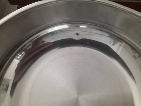 Sản phẩm bị móp mà vẫn giao cho khách hàng, ko biết shop có kiểm tra trước khi giao cho khách ko, ko hài lòng chút nào