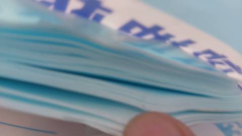 Không ngờ là có một sản phẩm hay vậy luôn, vô cùng tiện lợi, mình lấy 2 tờ bỏ vào thùng nước là nó tan ra ngay và bay mùi thơm, và lau chùi cũng rất sạch sẽ và nhanh khô. Được cái là tiết kiệm ghê, tính ra tiện ích và tiết kiệm hơn nước lau nhà đó chứ mà có mùi thơm dễ chịu nữa. Sẽ mua ủng hộ tiếp khi dùng hết nhé