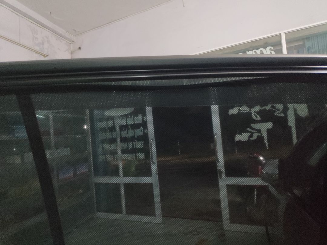 không đc khớp cho lắp, viền có dấu hiệu rách, nhưng thôi.