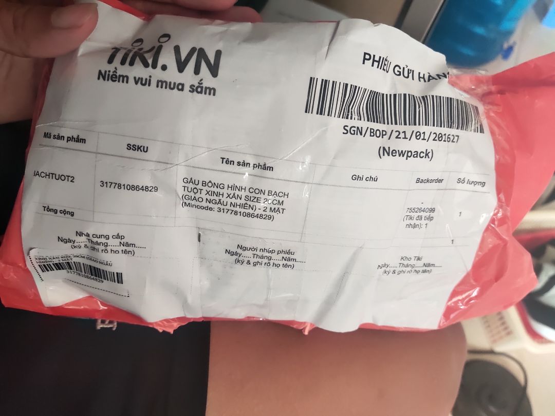 có dấu hiệu bị rạch ra soi hàng bọc keo dính sản phẩm ... mình không hài lòng phần này lắn