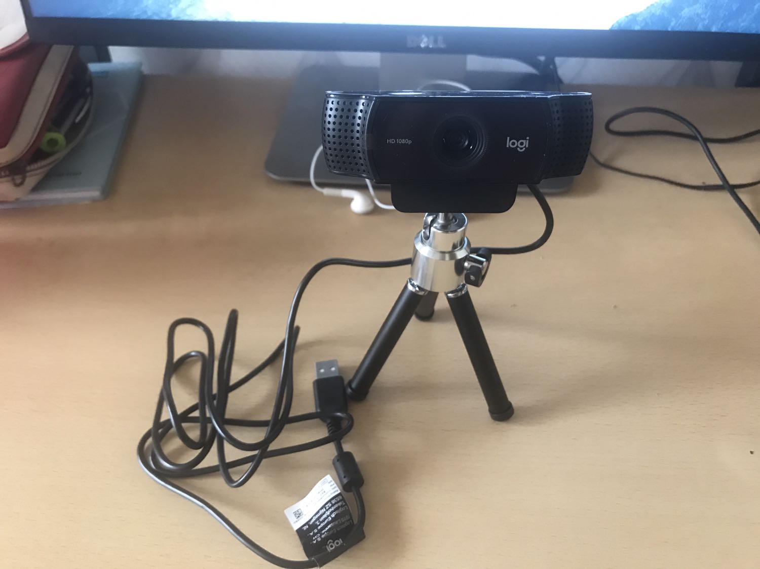 Đánh giá chung là sản phẩm quay hình ảnh nét, mượt do mình cũng mới *** thử. Bên cạnh đó, mình đánh giá cao chất lượng giao hàng của đội ngũ Tiki (giao nhanh hơn so với mong đợi), mình đặt hàng hôm t3 thì bên Tiki báo là tuần sau mới nhận được nhưng mới 3 ngày mà đã có hàng rui mặc dù vỏ hộp hơi bị móp ngay góc cạnh nhưng sp bên trong thì ok.