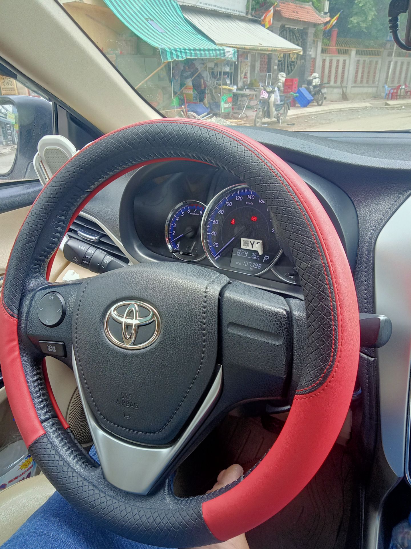 sản phẩm này đưa vào xe nhìn là thấy oke liền vì sao thứ 1 là minh cầm vừa tay thư 2 là làm cho xe mình đẹp hơn khách thấy cũng ưng ý