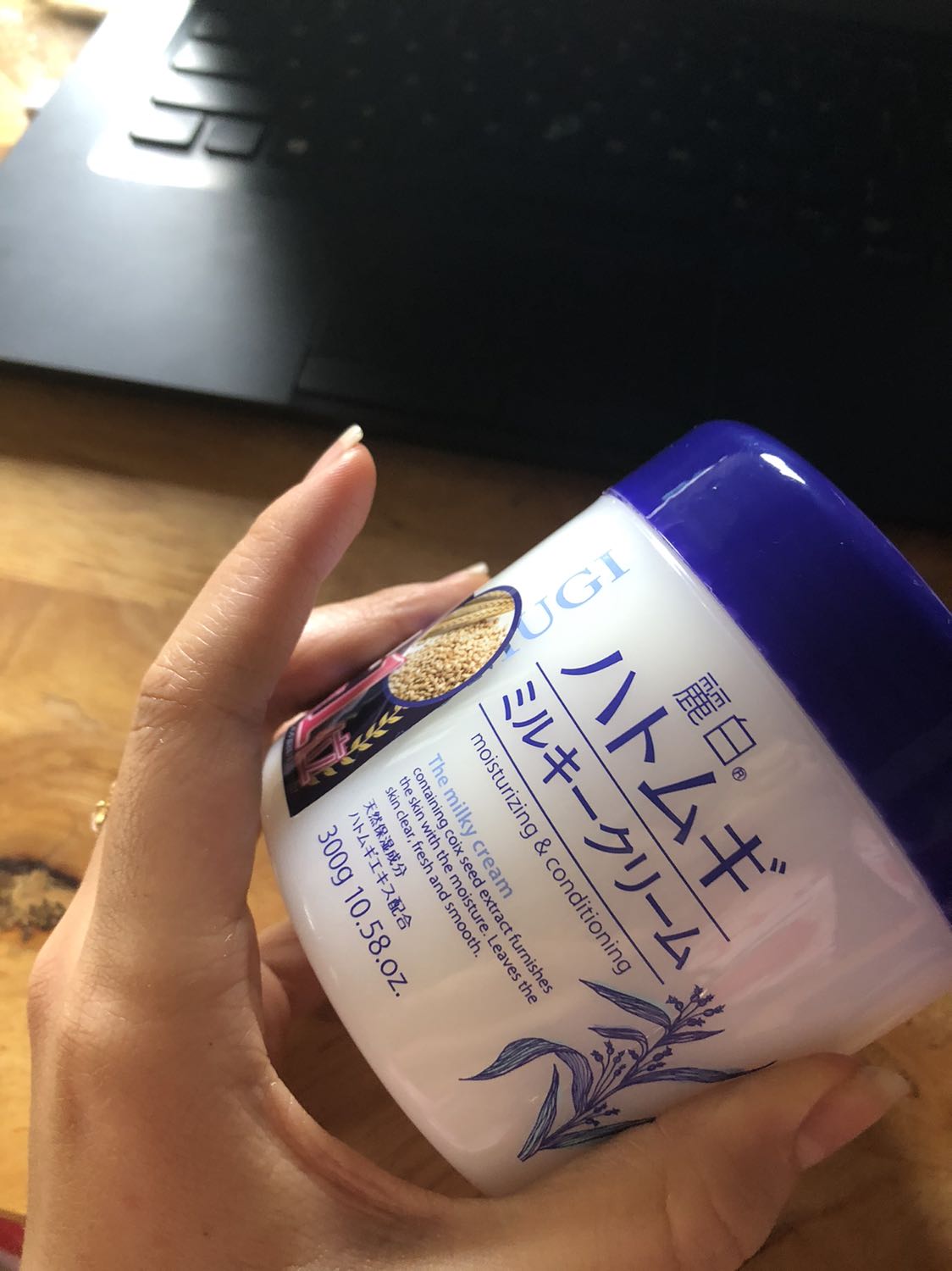 Sản phẩm rất tốt, hi giao nhanh quá, bao bì rất chắc chắn, mình nhìn là yên tâm, chắc là hàng chính hãng thật nha! Giá cả phải chăng, sài lần đầu thấy rất mướt da mà không bị bóng dầu đó nha! Mọi người có thể yên tâm sử dụng nha!