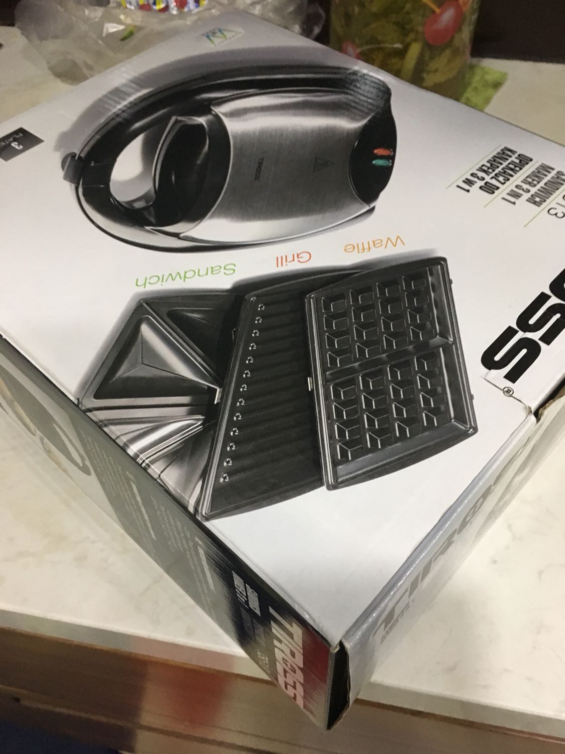 Tiki giao hàng rất nhanh, máy đẹp chuẩn, đầy đủ phiếu bảo hành với hd sử dụng, đã thử xài luôn, lần đầu tiên đug là máy có khói nhẹ, hơi khét, lần 2 ko khói, cắm vào sáng hai đèn, sau khoảng gần 2 phút đèn xanh tắt thì rút điện lấy bánh ra, ngon giòn tan ko cháy khét, rát ưng ý, đã giới thiệu bạn bè mua tiếp ug hộ shop