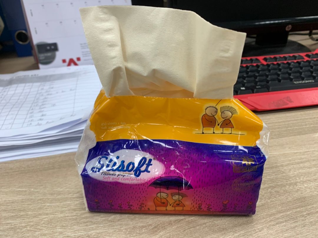 Giấy dai, bên trong có 4 lớp, giấy không bị bở bột vụn khi dùng. Dù dính nước cũng vẫn rất dai. Sản phẩm tốt