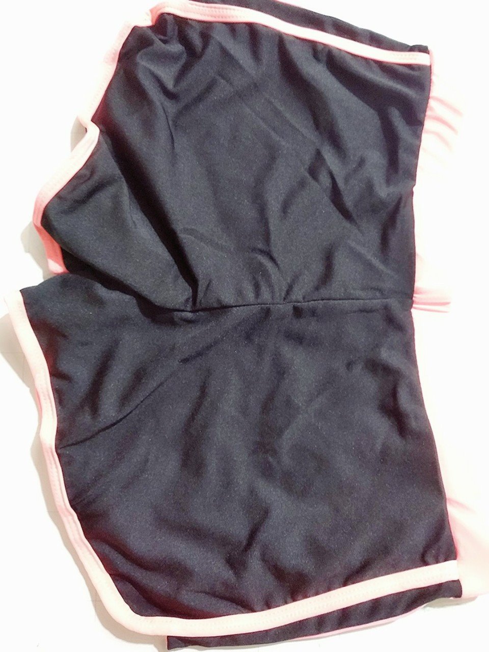 Kiểu dáng đơn giản, rộng rãi, dễ mặc, dễ vận động nước                                   .