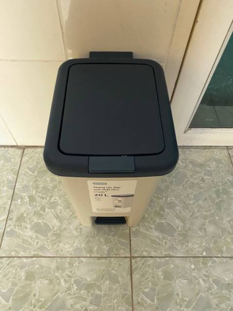 sản phẩm đẹp. giá cả phải chăng. chất lượng nhựa tốt, mịn, dễ dàng lau chùi. sản phẩm thiết kế nhỏ gọn chắc chắn. nắp mở bằng chân và bằng tay đều tiện lợi và sạch sẽ. phù hợp để ở nhiều nơi trong gia đình như nhà tắm, bếp, phòng khách,... shop đóng gói cẩn thận và chắc chắn, tiki giao hàng nhanh. cảm ơn shop và tiki