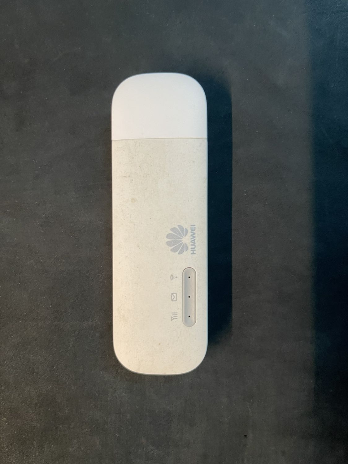 Nhà có 7 thiết bị, 2 iPad, 2 iPhone, 1 máy tính bảng Samsung, 1 laptop và 1 tivibox tất cả cả kết nối wifi vào bộ phát sóng USB này tốc độ rất tốt, mượt mà. Sử dụng SIM 4G của Mobifone 60GB/tháng, tốc độ đo bằng app Speedtest đạt trung bình 16Mbps, cắm vào củ sạc Samsung bật online 24/24 USB chỉ ấm nhẹ, rất hài lòng. Tiki đã bán sản phẩm tốt và chất lượng. Thanks