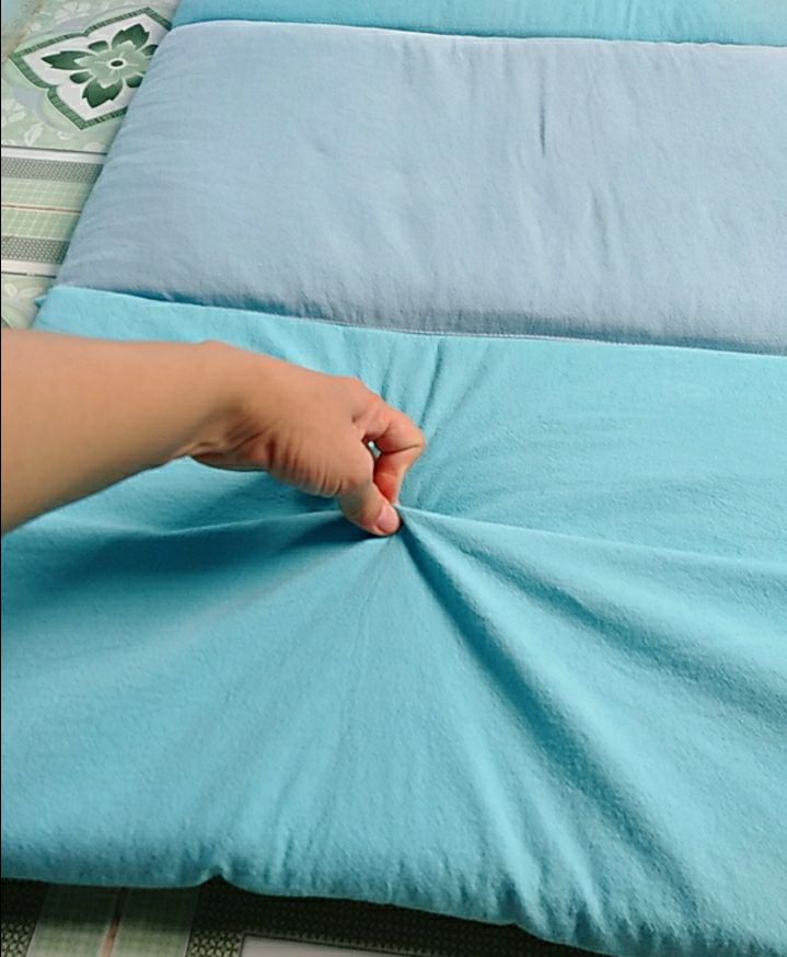 Kích thước đo được chỉ có 60x100cm, không đúng như mô tả. Cũng may vừa đủ chỗ cho bé nằm (bé chưa đầy 2 tuổi). Bé lớn hơn chút sẽ không vừa. Nệm mát song không được căng, sẽ rất nhanh nhão ruột ở trong.