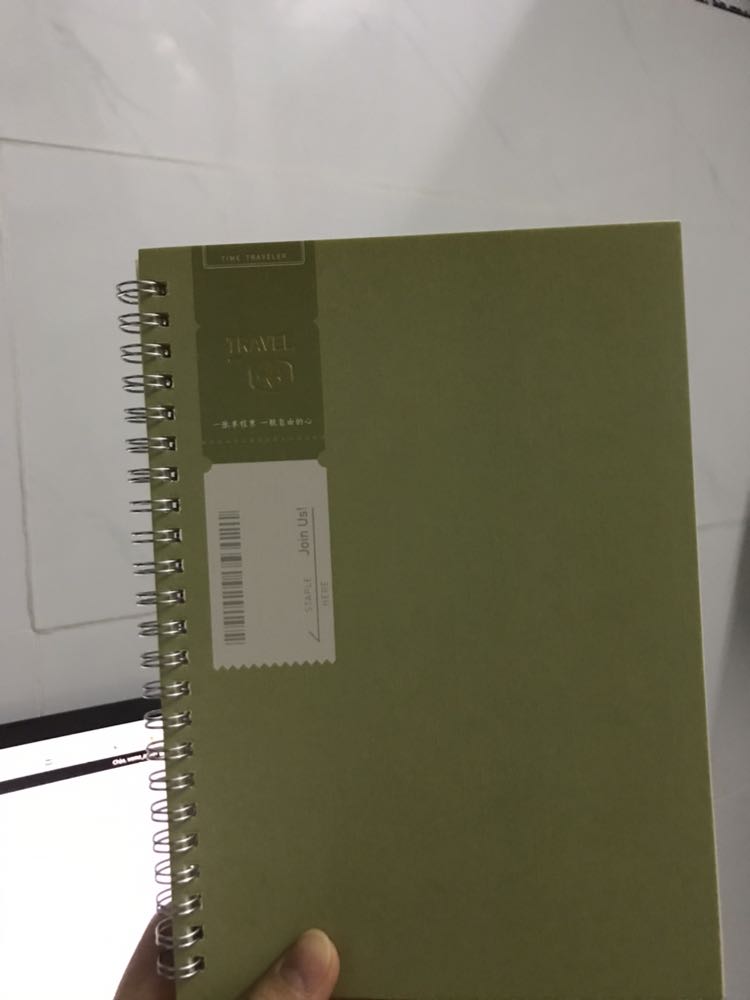 Bìa basic nhìn đẹp lắm. Giấy không quá dày nhưng cũng ổn, mua để học hành nên 60 tờ hơi ít hihi