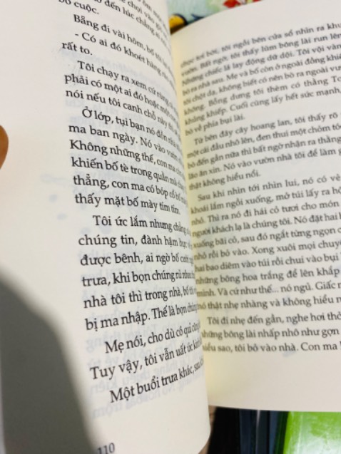 Nội dung sách hay, truyện kể hài hước, phù hợp mọi đối tượng. Bản in năm 2022. Trang 110 có vết lem mực ở phía trên.
Tiki Trading đóng gói sơ sài, mình mua nhiều cuốn khác loại nhưng bị móp 1 cuốn ở góc. Góp ý Tiki Trading nên học hỏi dùng tấm nệm màu trắng giống Fahasaha để bảo vệ sách trước ghi cho vào hộp đóng gói!