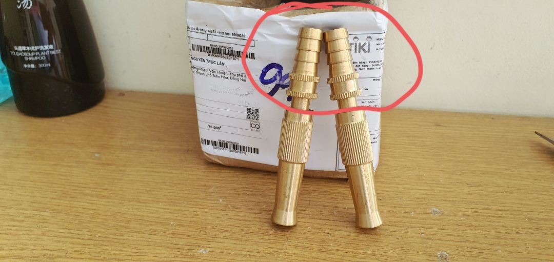 Hàng giao ko đúng lọai mình đã đặt, phần chân nhỏ, ko có gioăng cao su nên khi nối vào ống nhựa cấp nước sẽ bị chảy ra. Phải dùng thêm cao su non để chêm, chế thêm. Dù sao thì cũng ổn.