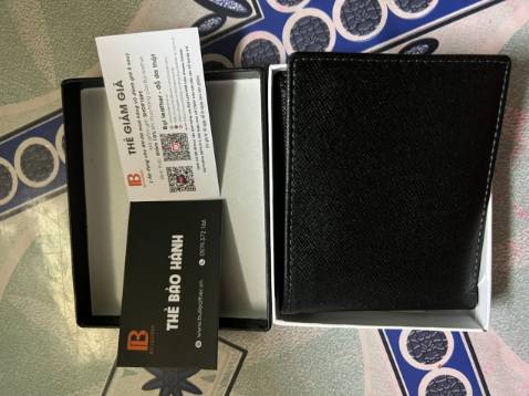 Ngoại quan: Sản phẩm có ngoại quan tương đối giống với mô tả, có thẻ bảo hành 1 năm và thẻ giảm giá 10% cho lần mua hàng sau nhưng phải đánh giá cho shop 5 sao và chỉ có giá trị sử dụng trong vòng 30 ngày, 1 sự giảm giá có điều kiện.
Xuất xứ: Thương hiệu BỤI LEATHER của Việt Nam.
Sản xuất: Tại Việt Nam.
Chất lượng: Bóp được làm bằng da (tôi chỉ biết bằng da chứ không biết có phải da thật hay da PU), bóp màu đen da sần; có 2 ngăn đựng tiền lớn và 1 ngăn khóa kéo lớn; có 14 ngăn phụ chứa thẻ ngân hành, CCCD, bằng lái, cavet,... Tuy nhiên, tôi cảm thấy không hài lòng về chất lượng sản phẩm như hình, phần da chỗ ngăn phụ bị 1 vệt trầy tróc da. Điều quan trọng là đã làm giảm đi sự trải nghiệm mua hàng và sản phẩm của tôi.
Đóng gói: Sản phẩm được đóng gói tốt. 
Thời gian giao hàng: Đặt hàng vào lúc 12:42 ngày 14/12/2021 đến 08:12 ngày 18/12/2021 sản phẩm đã được giao đến. Thời gian giao hàng có thể chấp nhận được.
Thái độ nhân viên giao hàng: Ổn, chịu hợp tác với tôi trong việc giao hàng. 
Giá sản phẩm: Mua hàng canh lúc sales nên mua với giá 199k, miễn phí ship. 
Tổng quan: Sản phẩm phù hợp với những ai muốn sử dụng sản phẩm với một giá tiền và chất lượng sản phẩm bình dân. Bên cạnh đó, thời gian và dịch vụ giao hàng ổn. Tuy nhiên, chất lượng sản phẩm được giao không được hoàn thiện, mn nên check hàng kỹ khi nhận hàng, tránh mất thời gian phải đổi hàng. Cảm ơn mọi người đã đọc.