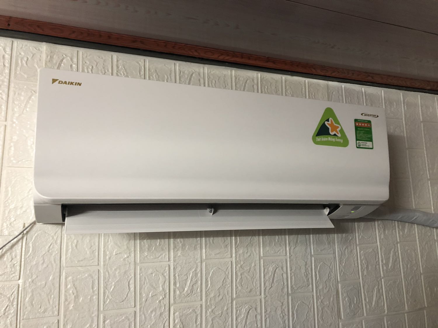 Dán lên nhìn tường đẹp hẳn, tự dán hơi khó chút nhưng làm đc