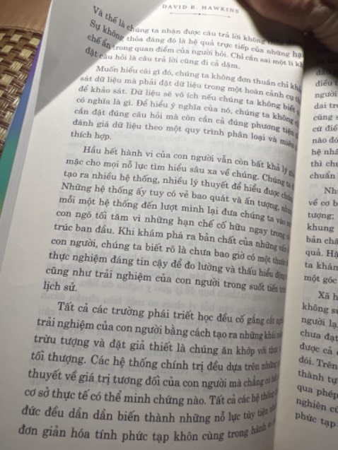 Đã ai đọc cuốn này chưa vậy? Mình mua lâu nhưng nay mới đọc. Nhưng shock thực sự vì cách DỊCH. K hiểu dịch giả sử dụng ngôn ngữ hàn lâm cao siêu quá hay sao. Hay là đem lên google dịch? Có những từ dịch đơn thuần theo ngữ pháp tiếng anh. Nên đọc ngang tai lắm. Lời mở đầu và lời tựa đến 1/5 cuốn sách. Còn nội dung đọc mãi, vẫn lơ mơ chưa hiểu ý tác giả nói gì. Chắc là cuốn sách này ở 1 trình độ cao mà mình k thể hiểu nổi.