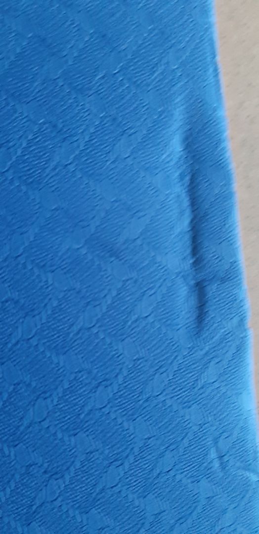 Thảm bị lỗi rất nhiều, lủng bề mặt như hình. Tiki có thể đổi hàng cho mình được không ạ?