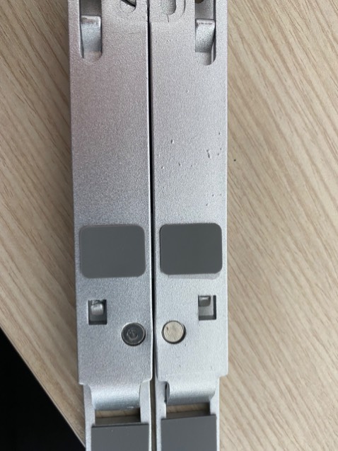 Hàng giao nhanh, sản phẩm đúng như trong hình. Nhưng độ hoàn thiện chưa đạt. Bề mặt sơn không đẹp. Các nút cao su dán không đều, về phải gỡ ra dán lại. Nhà cung cấp cần kiểm tra lại chất lượng hoàn thiện để bàn giao đến tay người dùng