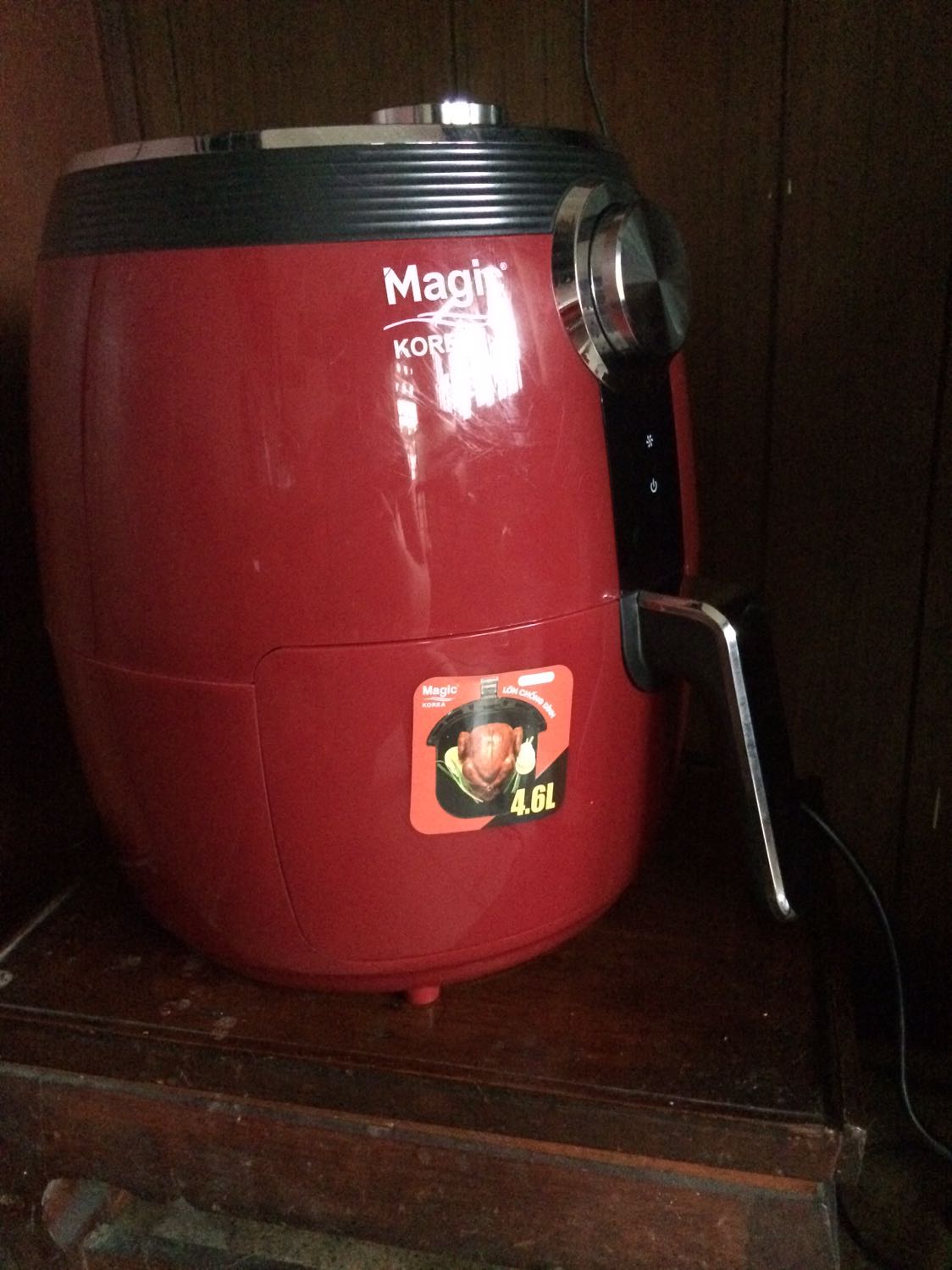 Về mẫu mã: Nồi to, màu đỏ, sang trọng. 

Chất lượng sản phẩm: Nồi rất tiện dụng, nấu ít tốn dầu, dễ tháo rửa để vệ sinh. Có thể làm được nhiều món, ngoài chiên cá, nướng bánh còn có thể rang đậu phộng, làm khoai tây chiên mấy món ăn vặt. Nồi sử dụng cũng dễ dàng. Giá cả cũng mềm so với những bạn muốn mua sử dụng mà tiết kiệm. 

Đánh giá sản phẩm :
Chất lượng sản phẩm : 10/10 
Chất lượng dịch vụ : 10/10

Lý do muốn sở hữu món hàng:

Tiền gas tăng, xài sang điện cho tiết kiệm :))). Nồi cũng có công dụng đa năng đỡ phải mua thêm lò nướng. Vừa dễ xài vừa tiết kiệm tiền. 

#tikivn#tikireviewt10