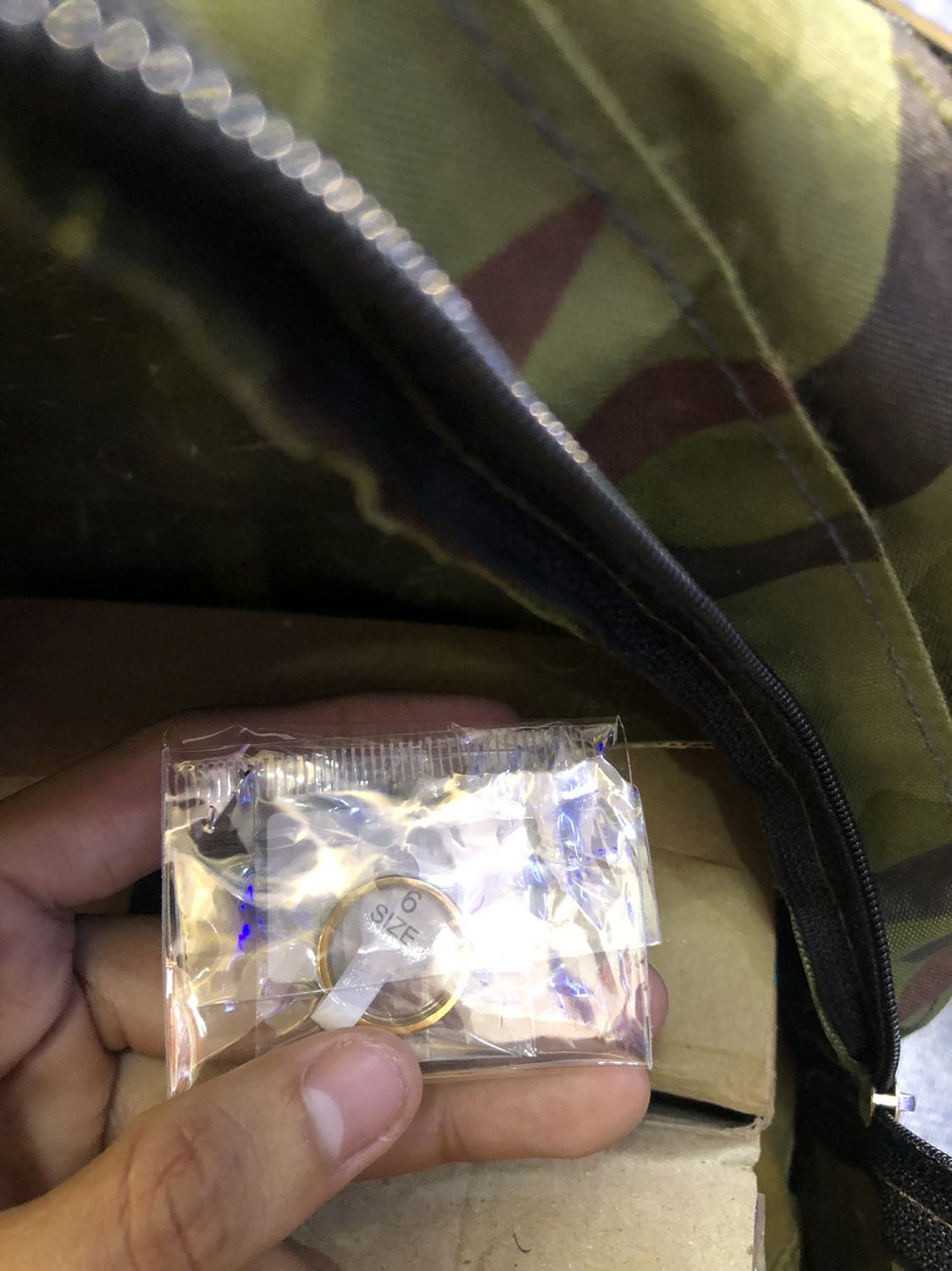 mua nhẫn cặp mà gởi có một chiếc là sao shop ?