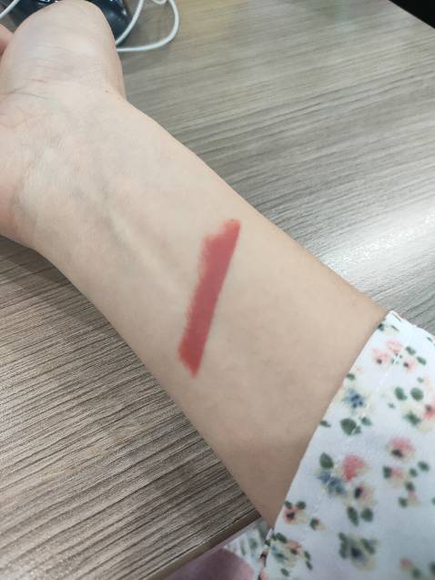 Đóng hàng rất cẩn thận. Có cả thiệp, vỏ son xinh,  son mượt. Oki nha