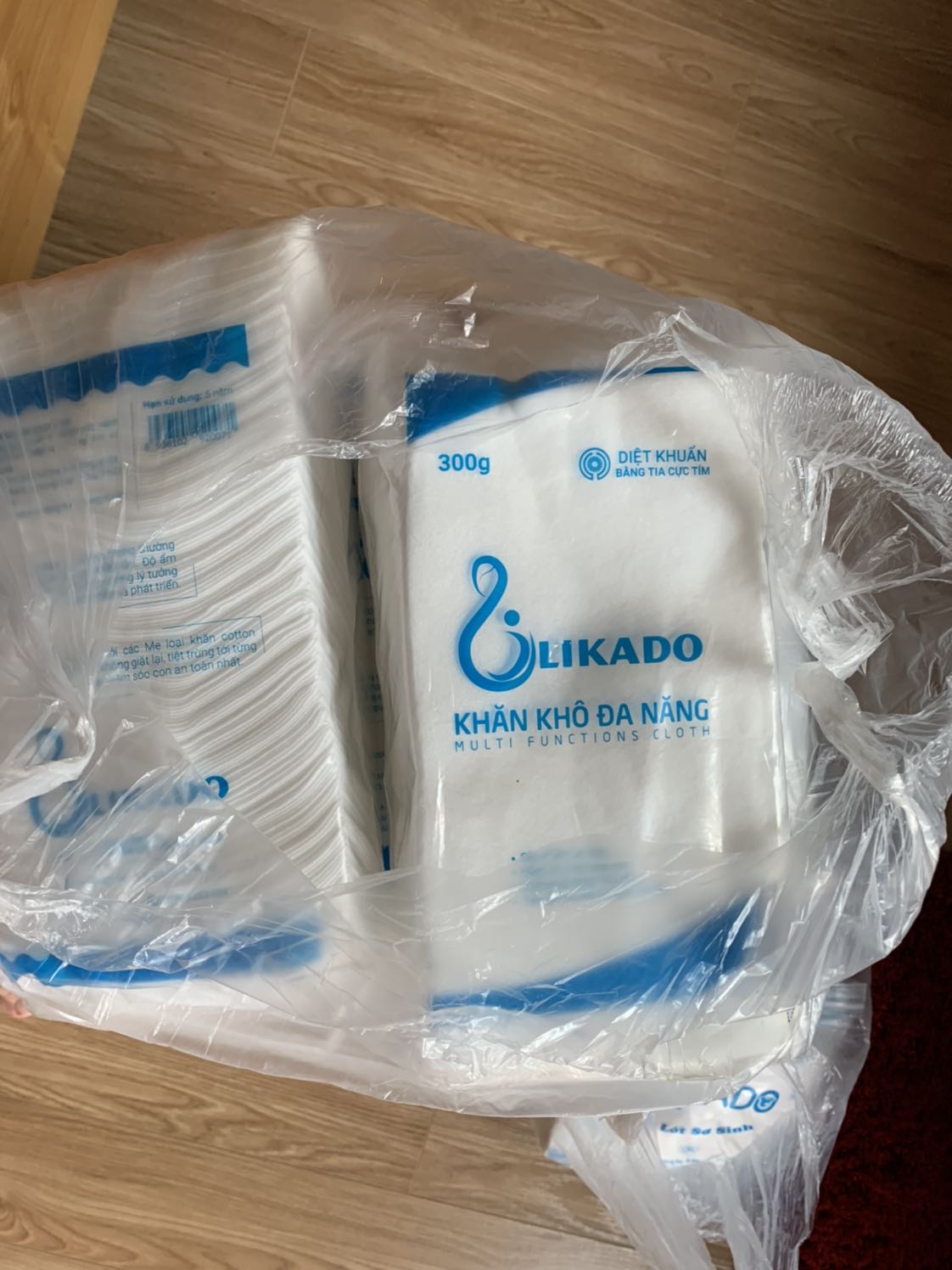 Bọc cẩn thận
nguyên miếng không ẩm, nhăn

Tiki giao hàng nhanh (dự kiến thứ 2 tuần sau nhưng hqua đặt hnay đã có đồ)