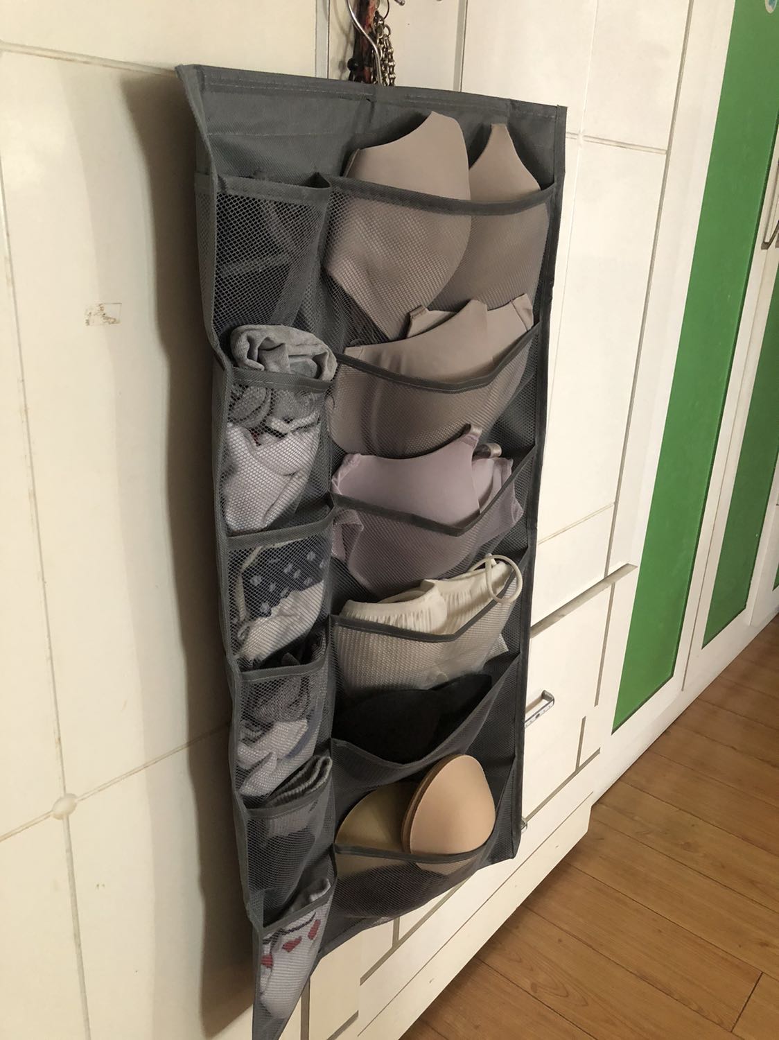 Phần lưới kg có độ phồng nên cho vào và lấy đồ ra kg tiện, cho đủ đồ thì túi bị cong như hình