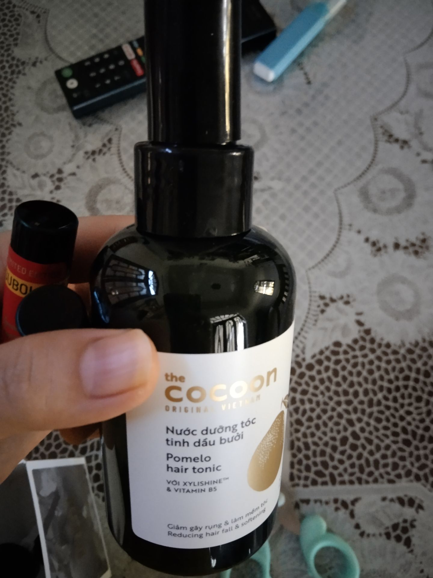 ui xịn lắm nha, thơm lắm nè 
bôi lên cái là môi hết bị khô luôn😉
cái này nên dùng trước khi son cũng okela á nhaaa k bị nặng môi như vaselin