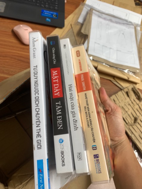 Sách dành cho các bạn có tuổi thơ, quá khứ không được tốt đẹp đọc sẽ thấm hơn và đút kết ra được bài học để tránh được "sang chân tâm lý" trong tương lai so với các bạn có tuổi thơ đẹp.