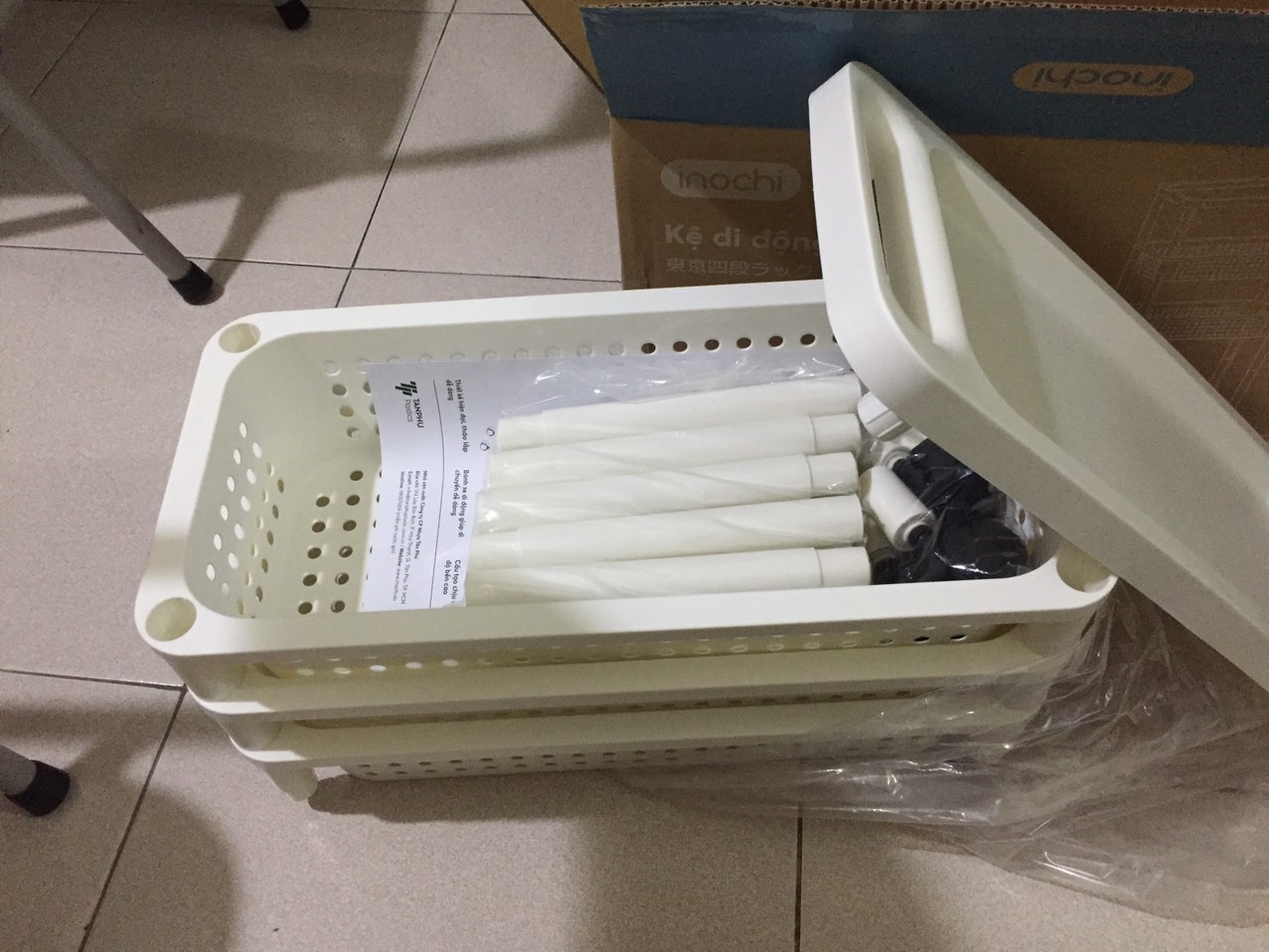 Giao hàng cực nhanh đóng gói rất là cẩn thận với mấy lớp và vỏ hộp vuông vắn. Nhân viên nhiệt tình thân thiện giao đến tận cửa mặc dù ngõ nhà mình hơi sâu bạn ấy bê vào tận cửa nhà.còn về sản phẩm Lúc đầu nhận được thấy hơi khó lắp nhưng thấy tờ hướng dẫn lắp ngon lành luôn. Chất liệu nhựa khỏi bàn luôn đẹp mềm đàn hồi lắp đặt xong rồi kệ chắc chắn khác hẳn với những loại khác. Màu sắc trang nhã đẹp và sang. chân kệ di chuyển rất dễ dàng và nhanh không phải kiểu chân rít như các kệ trước mình đã từng mua. để đồ nặng vẫn rất ok không vấn đề gì. để đồ trong bếp vừa tiện vừa gọn gàng mà lại di chuyển được đỡ được bao nhiêu công sức. giá như biết sớm đã sắm em ấy về luôn rồi. cảm ơn shop nhé