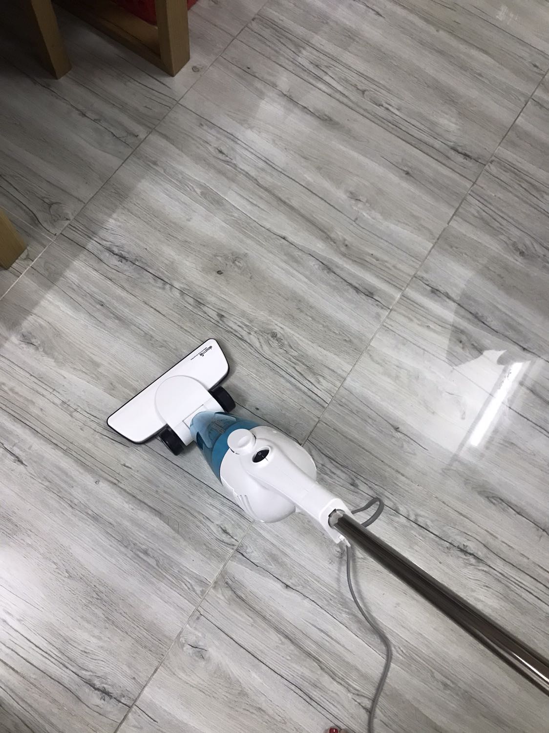 Ngày cuối năm dọn nhà quét mãi vẫn dặm chân. Túi tiền có hạn, vẫn định qua Tết mua 1 em robot lúc hầu bao rủng rỉnh. Nhưng dọn mệt quá thôi lại TikiNow em này. Mua giá sale 549k, kết quả thì hợp lý quá luôn, quét sáng giờ 5 -6 lần hút vẫn có tóc và lông pet, bonus mấy em kiến lạc đường. Nhàn hơn bao nhiêu, cũng nghĩ sẽ hoãn kế hoạch mua Robot hút lại vì em này cũng ok mà. Tiếng ko ồn so với dòng hút nói chung, cũng nhẹ, cầm đưa qua lại tiện, dây dài 5m. Ai chưa dọn kịp phòng mua 1 em TikiNow nhé. Shipper thân thiện đúng giờ, cuối năm các bạn hàng hoá chồng chất trên xe thấy thương quá, nhỡ có chậm hay có phát sinh gì mình nghĩ mọi người thông cảm nhé.