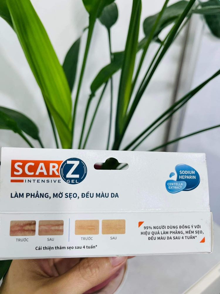 Hàng giao nhanh cực kì nha. Một tuýp kem be bé thôi cơ mà cũng đóng gói trong cái hộp carton đàng hoàng luôn. Mình thì bị sẹo do văng dầu chiên, giờ phỏng thì hết rồi mà có cái cái sẹo, da cũng bị thâm chỗ phỏng nũa. Mới bôi được 1 2 lần gì à thì thấy kem mịn, mướt, cũng thơm nữa. Mong là hết một hộp này là da đẹp lại ^^