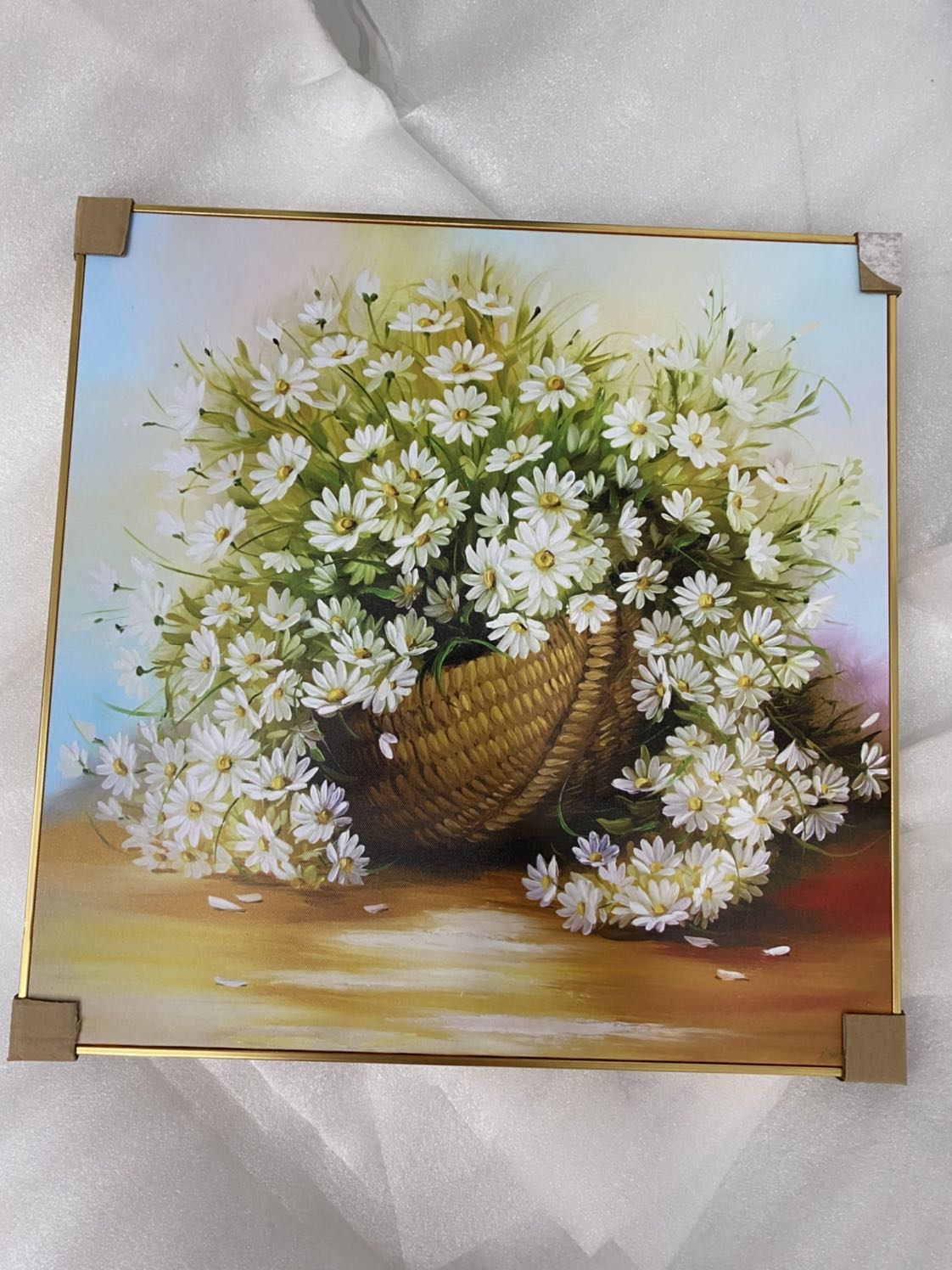 Không ngờ bức tranh lại đẹp đến vậy, ko chê được chỗ nào. Cúc hoạ mi trắng rat dễ thương, dù là tranh canvas nhưng nhìn y chang tranh vẽ thật, có thêm khung nhũ vàng nữa. Gói hàng rất rất kỹ luôn, cám ơn Tiki và shop nhìu nhé.